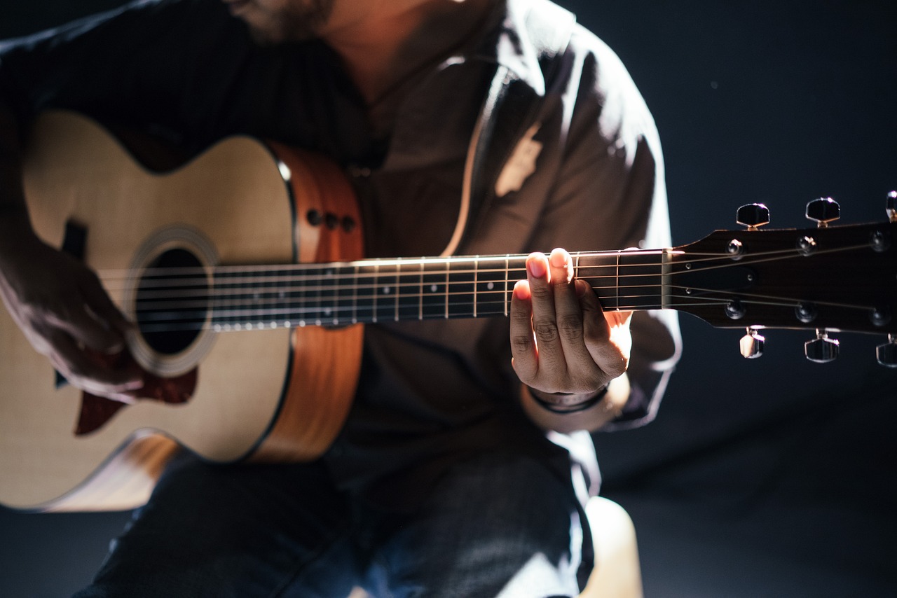 découvrez nos conseils essentiels pour entretenir votre guitare et prolonger sa durée de vie. apprenez les techniques de nettoyage, de réglage et de stockage pour assurer un son optimal et une performance durable de votre instrument.