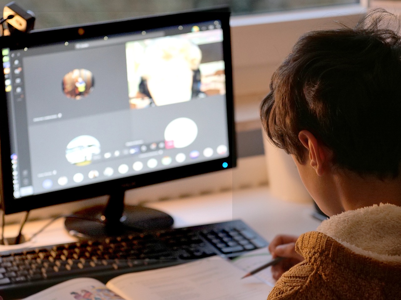 découvrez les nombreux avantages des cours de guitare en ligne : flexibilité, accès à des ressources variées, apprentissage à votre rythme et interactions avec des professeurs expérimentés. transformez votre passion pour la musique en réalité, peu importe votre niveau!
