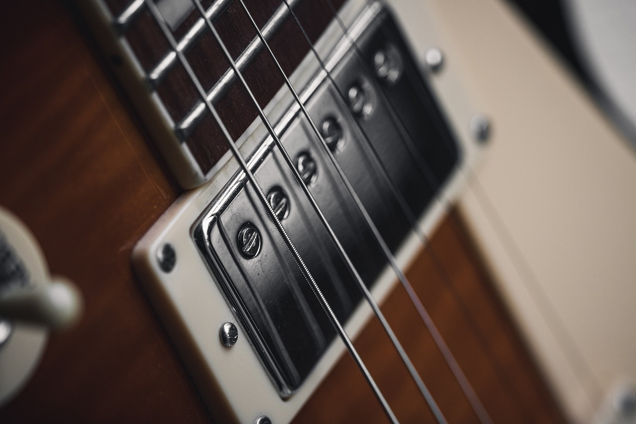 découvrez les techniques incontournables de la guitare rock dans notre guide complet. apprenez à maîtriser des riffs puissants, des solos éblouissants et des astuces de jeu qui feront vibrer votre musique. que vous soyez débutant ou guitariste confirmé, trouvez l'inspiration pour votre prochaine performance.
